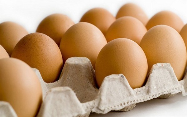 Bandeja com ovos sobre um fundo branco ilustram como exemplo de alimentos ricos em colágeno.