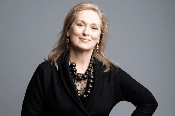 Foto da atriz Meryl Streep em um fundo neutro. Com quase sessenta anos, a atriz exibe uma aparência jovem. Ela também é adepta de seus truques de beleza das celebridades.