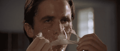 Trecho do filme Psicopata Americano. O protagonista Christian Bale aparece tirando uma máscara de pele do próprio rosto. Com a cena isolada, parece que na realidade ele está removendo pele ressecada.
