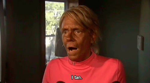 O gif exibe uma imagem de Patricia Krentcil, mulher estadunidense conhecida por sua obsessão com bronzeamentos artificiais. Ela aparece com a pele extremamente queimada e diz "I tan", em tradução livre para o português, "eu me bronzeio".